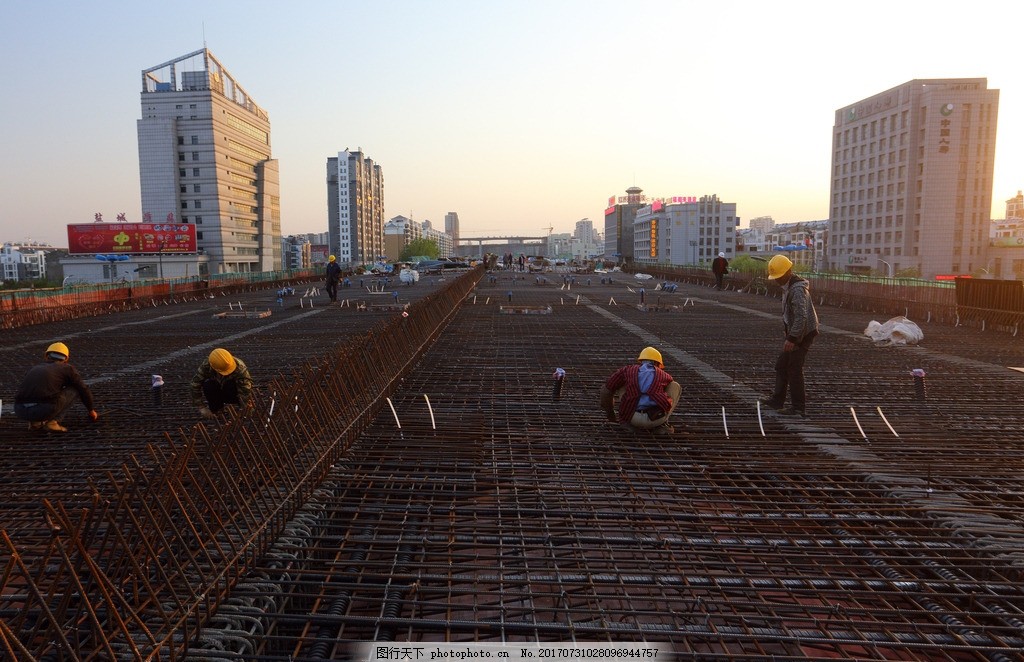 建筑工地工人施工圖 建設(shè)工程施工的視覺化指揮棒